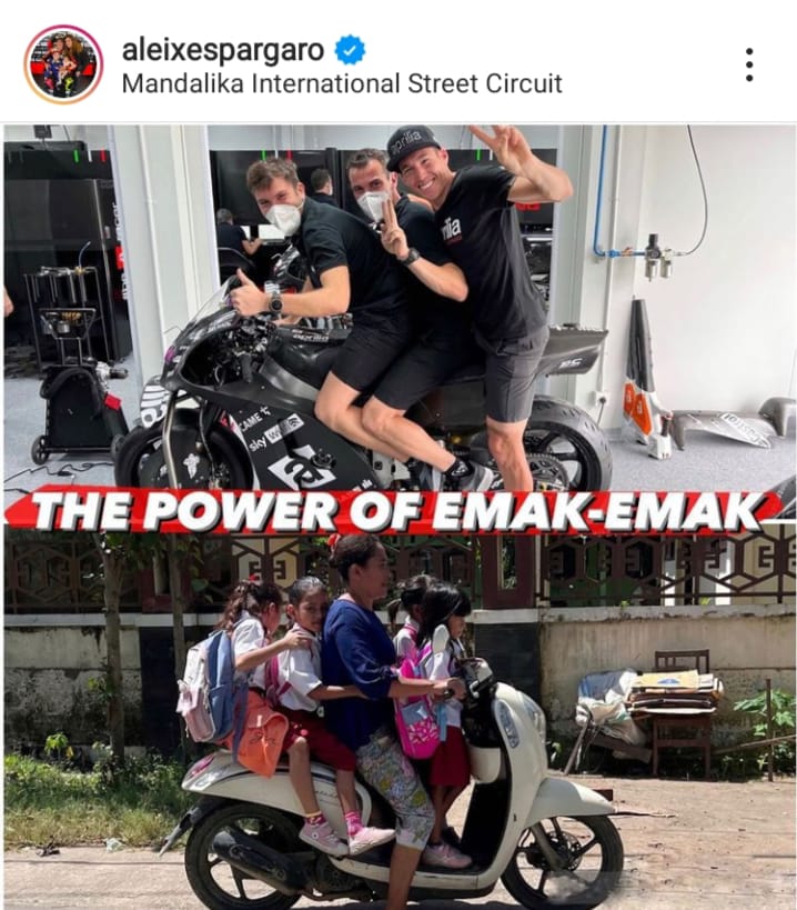 KOCAK: Aleix Espargo naik motor bertiga ala The Power of Emak-emak. (Foto: Instagram Aleix)
